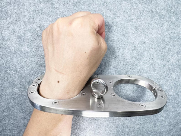 304 Stainless Steel Metal BDSM Hand Cuffs BDSM Restraint Lock Wrist Cuffs For Couples